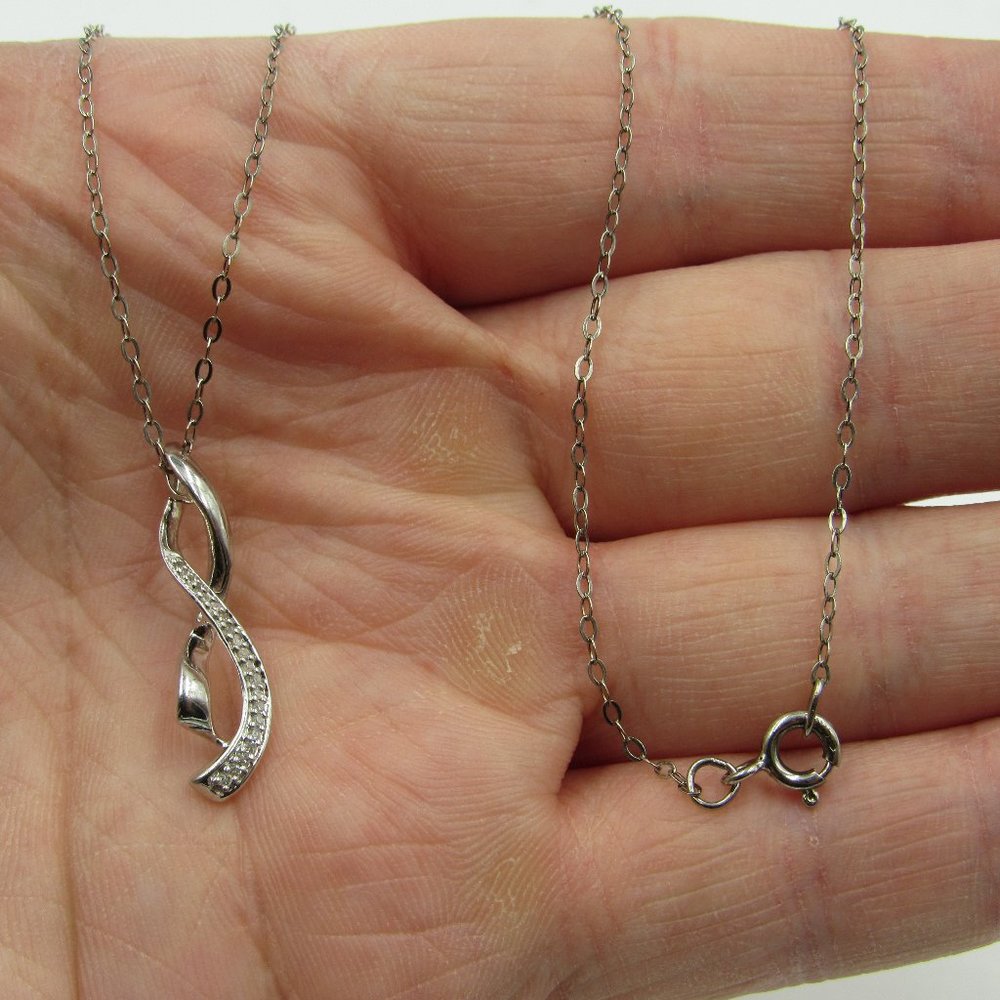 18" Sterling Silver Unique Style Diamond Necklace